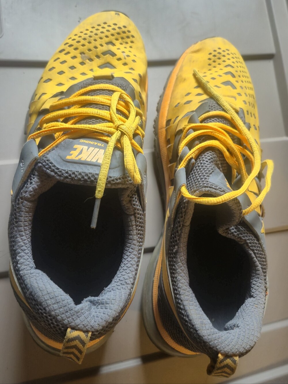 Nike Men’s Yellow & Gray Athletic Running Shoes